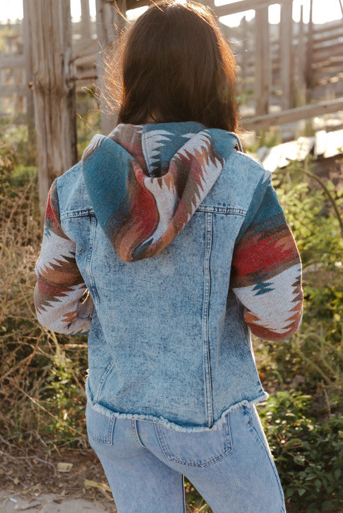 ⭐️ NEW Multicolor Aztec Print Frayed Hem Denim Jacke